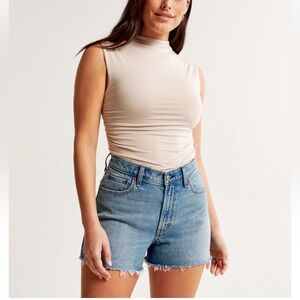 Abercrombie and Fitch The 90s Relaxed High Rise Cutoffs Medium Wash Size 18/34